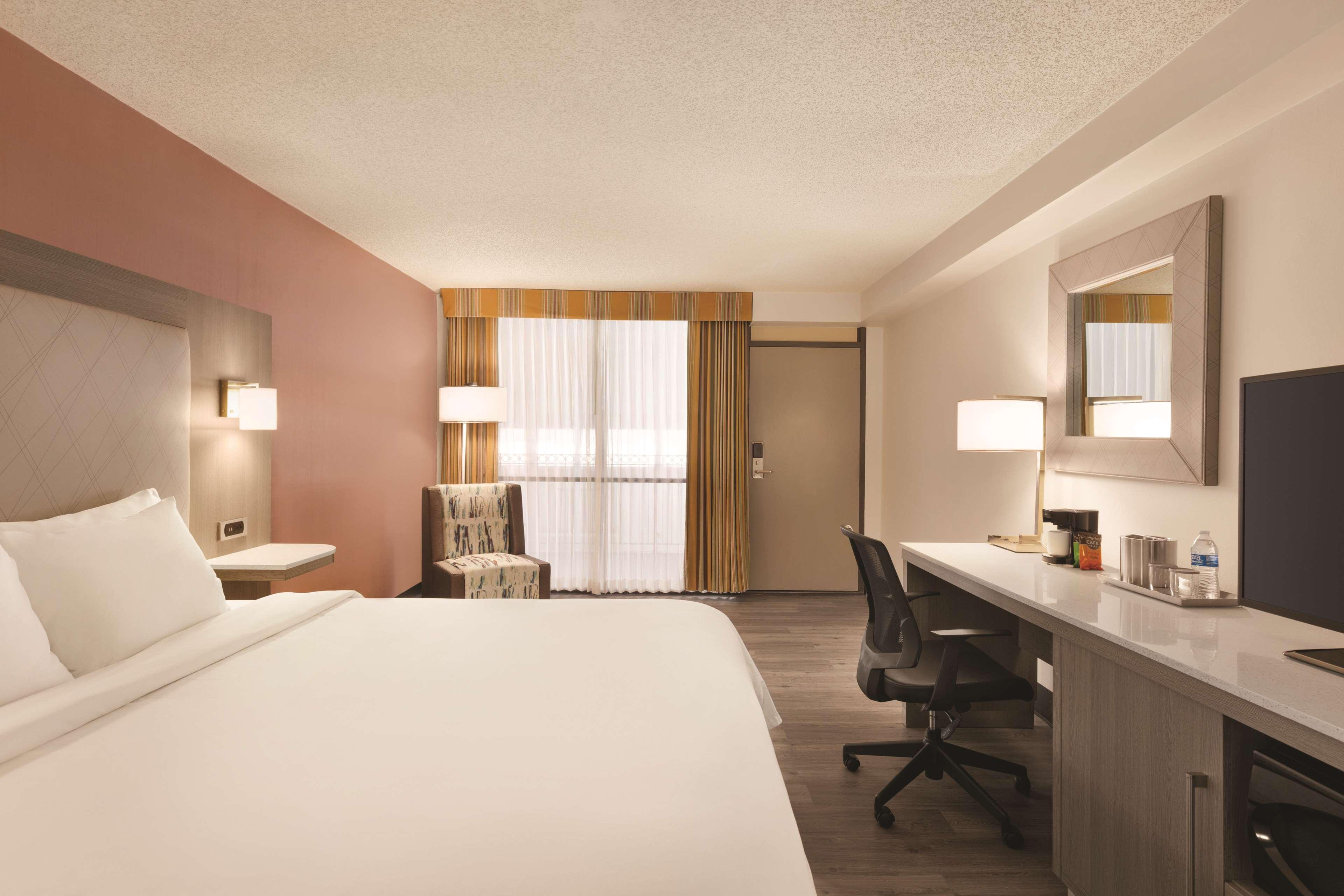 Radisson Hotel Lenexa Overland Park Exterior photo