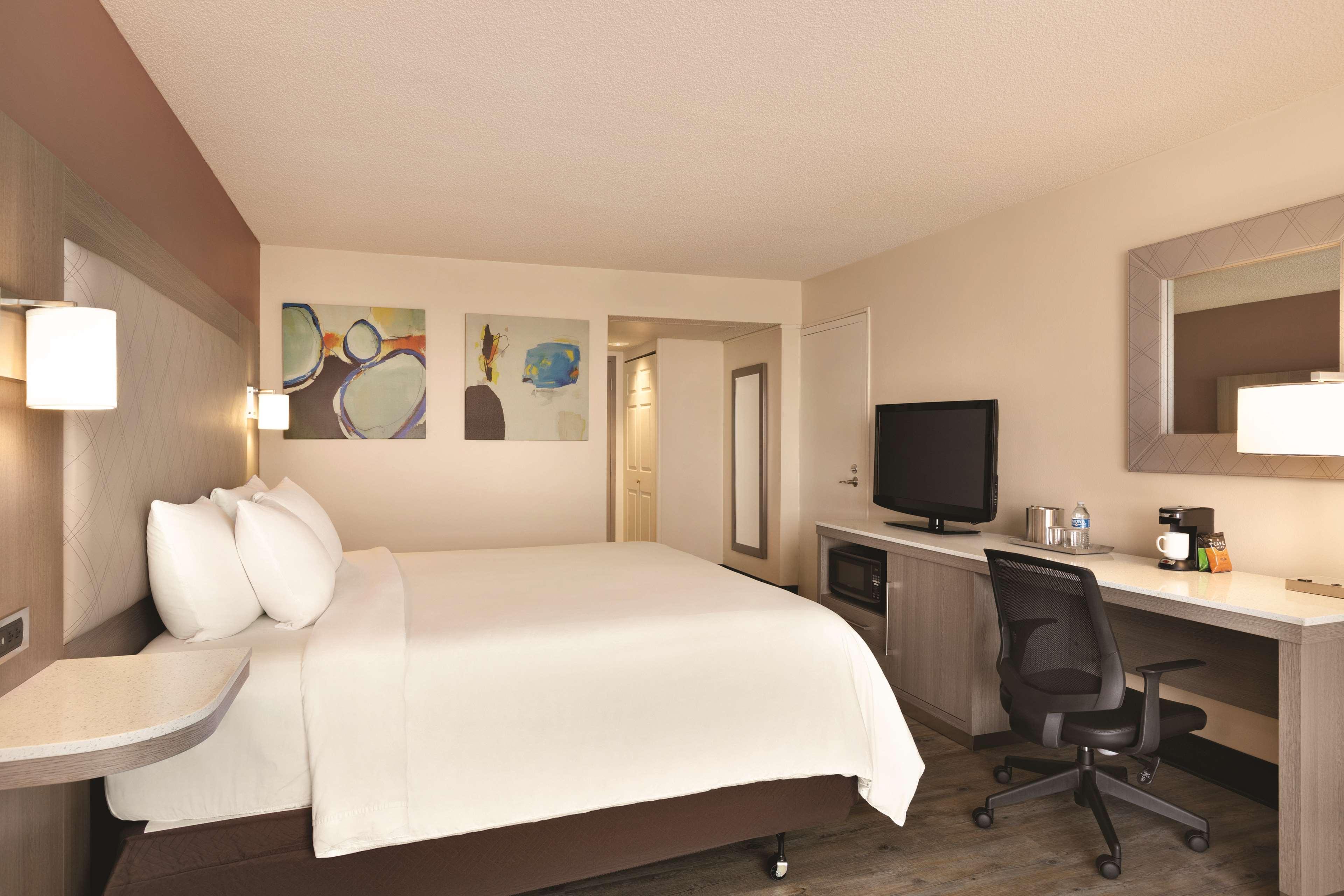 Radisson Hotel Lenexa Overland Park Exterior photo
